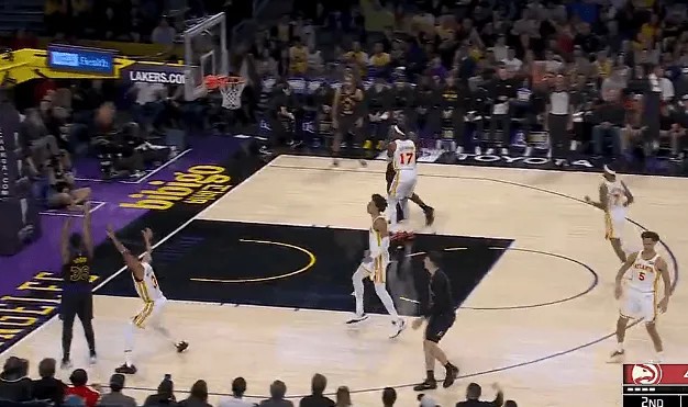 世界杯直播-斯马特底角三分也投进，湖人三分命中率61%领先老鹰20分