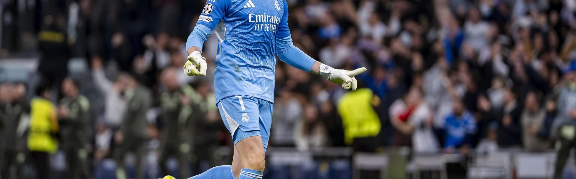 这是属于人类的扑救吗？库尔图瓦极限反应，用腿挡出奥赖利捅射