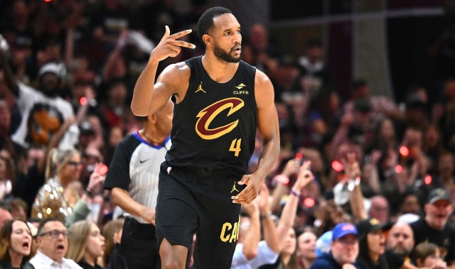 不止做DPOY！队记：莫布里今夏提升了跳投技术 控球&amp;终结也有增强